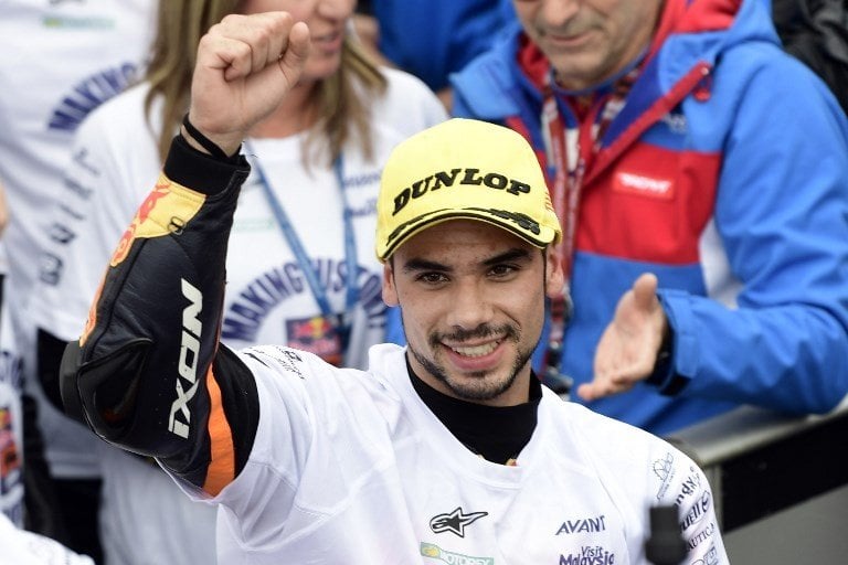 Miguel Oliveira merayakan keberhasilannya menjuarai Moto2 Valencia, Minggu (18/11/2018). Kini Oliveira naik ke kelas MotoGP memperkuat tim Red Bull KTM Tech 3. [AFP/Javier Soriano]