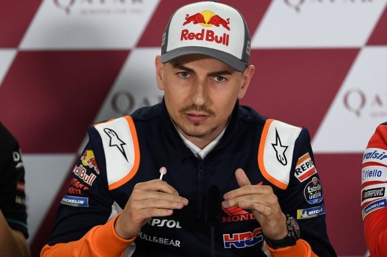 Pebalap anyar Repsol Honda, Jorge Lorenzo, menghadiri konferensi pers jelang bergulirnya MotoGP Qatar 2019 di Sirkuit Losail, Kamis (7/3/2019). [AFP/Karim Jaafar]