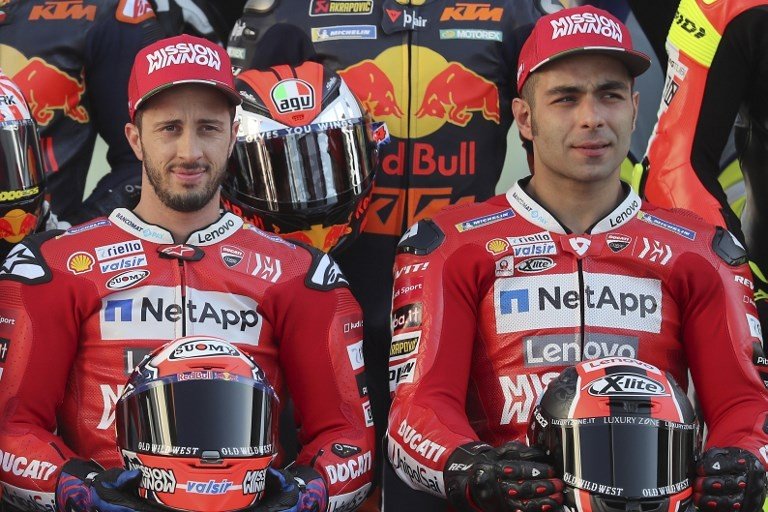 Duet pebalap Mission Winnow Ducati, Andrea Dovizioso (kiri) dan Danilo Petrucci, berfoto bersama jelang dimulainya seri perdana MotoGP 2019 di Sirkuit Losail, Qatar, Kamis (7/3/2019). [AFP/Karim Jaafar]