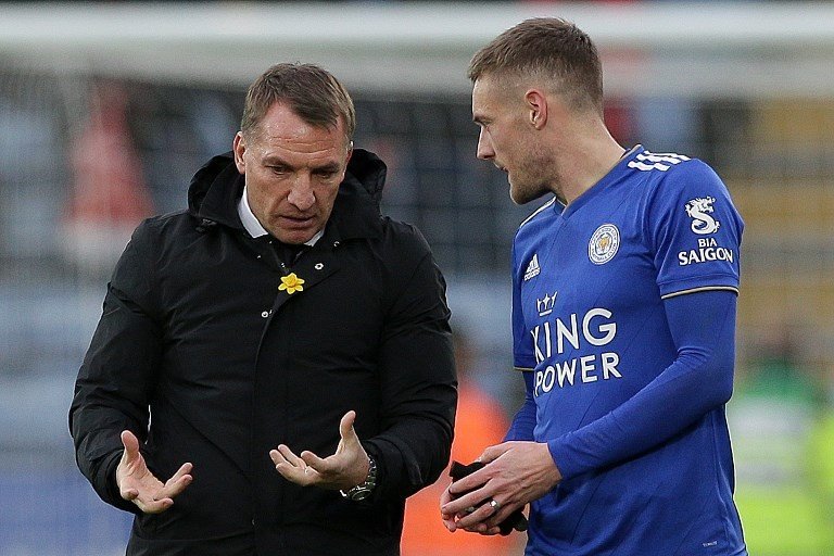 Pemain Leicester City Jamie Vardy mendengarkan instruksi manajer Brendan Rodgers saat menghadapi Fulham, Sabtu (9/3/2019) [AFP]