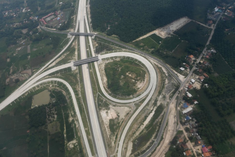 Foto udara jalan tol Trans Sumatera sesi ruas Bakauheni-Terbanggi Besar yang telah diresmikan oleh Presiden Joko Widodo di Lampung, Sabtu (9/3). ANTARA FOTO/Wahyu Putro A