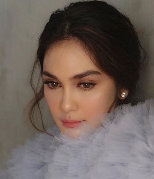 Luna Maya tampil cantik hingga membuat para artis takjub. [instagram/lunamaya]