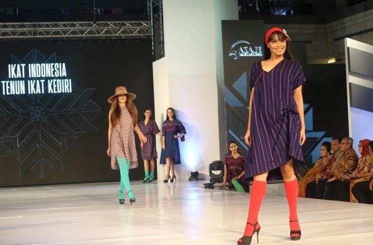 IKAT Indonesia x Tenun Ikat Kediri di Jogja Fashion Festival 2019. (Dewiku.com/Yasinta Rahmawati)