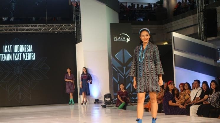 IKAT Indonesia x Tenun Ikat Kediri di Jogja Fashion Festival 2019. (Dewiku.com/Yasinta Rahmawati)