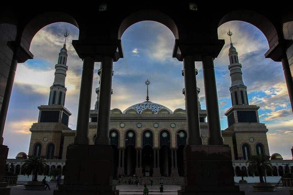 Pengunjung beraktivitas di halaman Masjid Islamic Center Samarinda di Kota Samarinda, Kalimantan Timur, Sabtu (9/3). ANTARA FOTO/Rony Muharrman