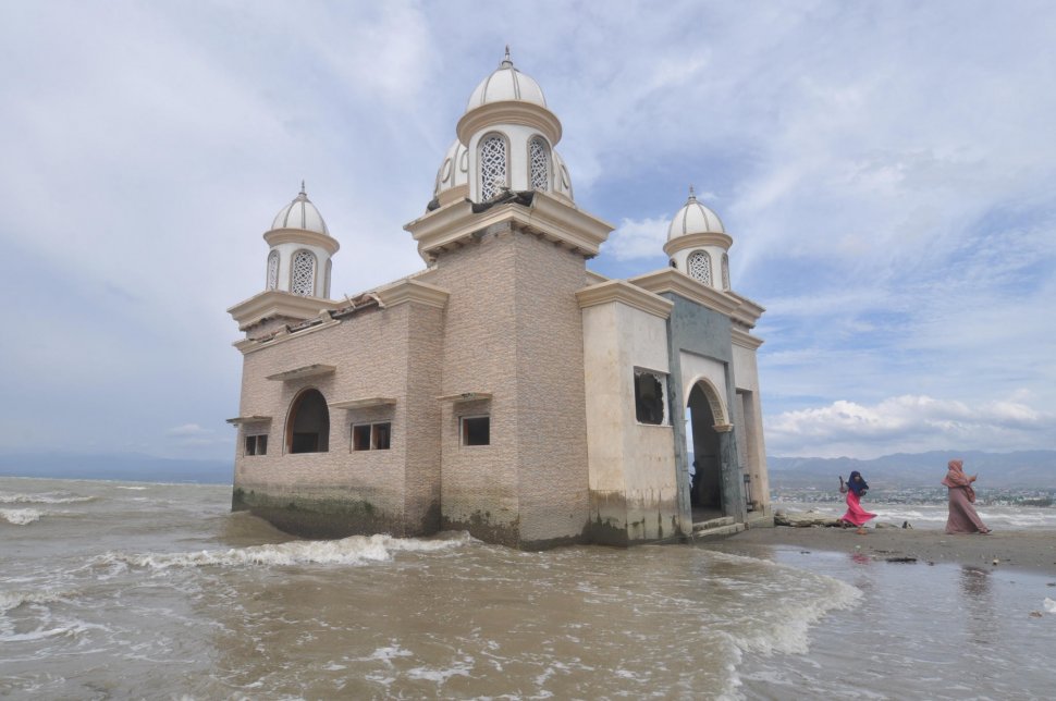 Warga melihat kondisi masjid terapung yang rusak akibat gempa dan gelombang tsunami di Pantai Kampung Lere, Palu, Sulawesi Tengah, Sabtu (9/3). ANTARA FOTO/Mohamad Hamzah