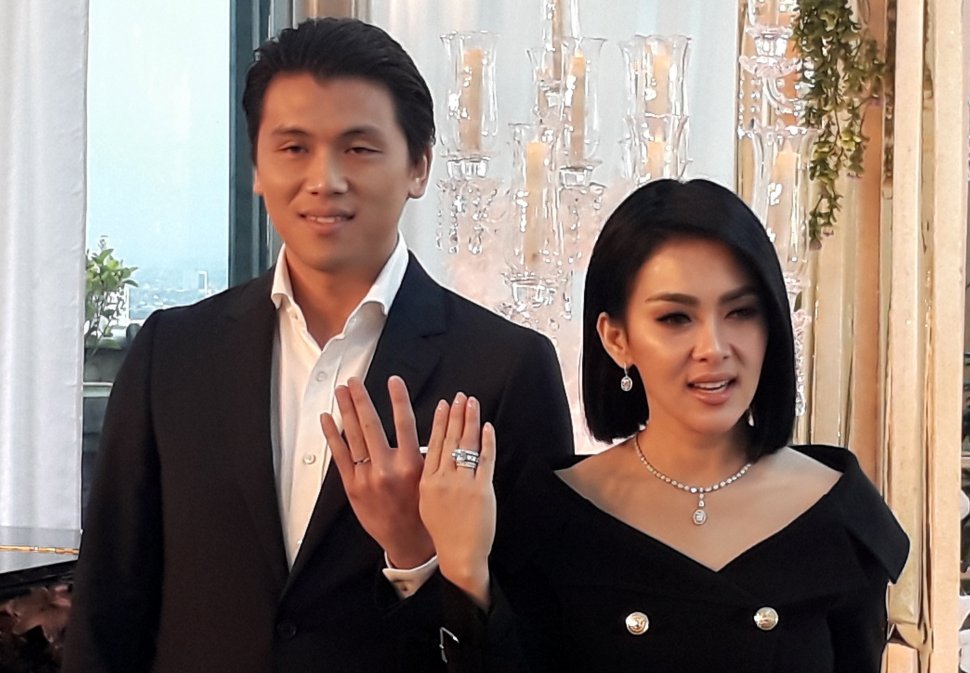 Syahrini dan Reino Barack saat menggelar jumpa pers terkait pernikahanya di Grand Hyatt, Jakarta Pusat, Minggu (10/3). . [Suara.com/Ismail]