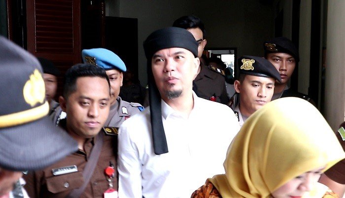 Terdakwa Ahmad Dhani saat menjalani sidang lanjutan di PN Surabaya, Jatim. (Suara.com/Achmad Ali)