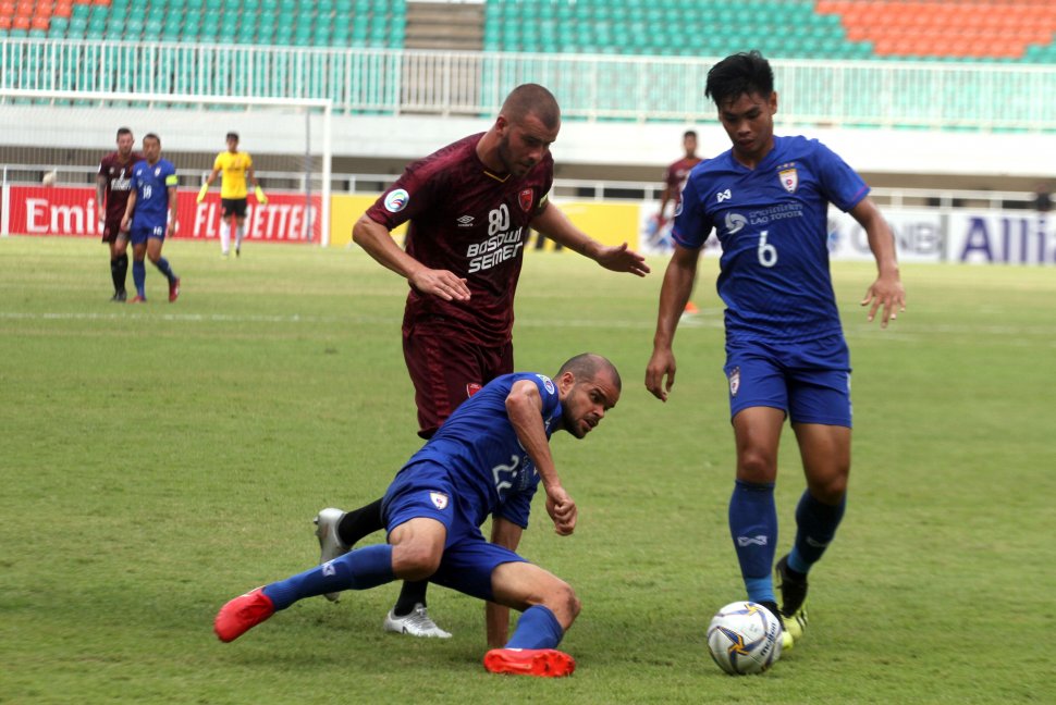 Pesepakbola PSM Makassar Wiljan Pluim (kanan) berebut bola dengan dua orang pesepakbola Lao Toyota FC dalam laga Grup H Piala AFC 2019 di Stadion Pakansari, Bogor, Jawa Barat, Rabu (13/3/2019). Pada babak pertama PSM Makassar ungguli Lao Toyota FC dengan skor 2-1. ANTARA FOTO/Yulius Satria Wijaya