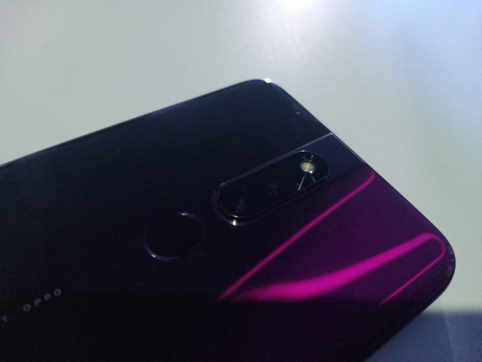 Desain kamera belakang Oppo F11 Pro yang berkekuatan 48 megapiksel. Oppo F11 Pro diluncurkan di Jakarta, Rabu (13/3). [Suara.com/Tivan Rahmat]