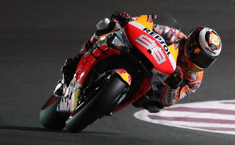 Pebalap anyar Repsol Honda, Jorge Lorenzo, saat mengikuti seri pembuka MotoGP Qatar di Sirkuit Losail, Minggu (10/3/2019). [AFP/Karim Jaafar]