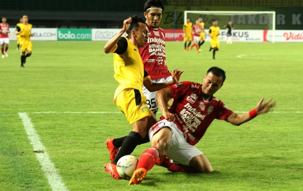 Pesepak bola Bali United FC Gunawan Dwi Cahyo (kanan) berusaha menghadang pesepak bola Bhayangkara FC Rachmad Hidayat (kiri) pada pertandingan Piala Presiden 2019, di Stadion Patriot Candrabhaga, Bekasi, Jawa Barat, Kamis (14/3/2019). Pada pertandingan tersebut Bhayangkara FC berhasil mengalahkan Bali United FC dengan skor akhir 4-1. ANTARA FOTO/Risky Andrianto