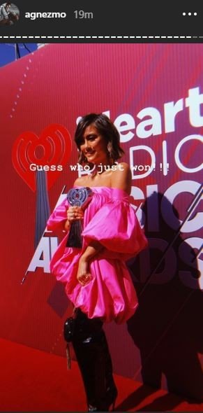 Agnez Mo meraih piala di iHeartRadio Music Awards kategori Social Star. [instagram/agnezmo]