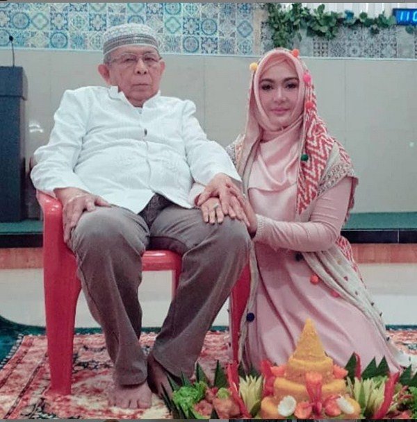 Eddies Adelia bersama almarhum ayahnya, Ismail Djauhari. (Instagram)