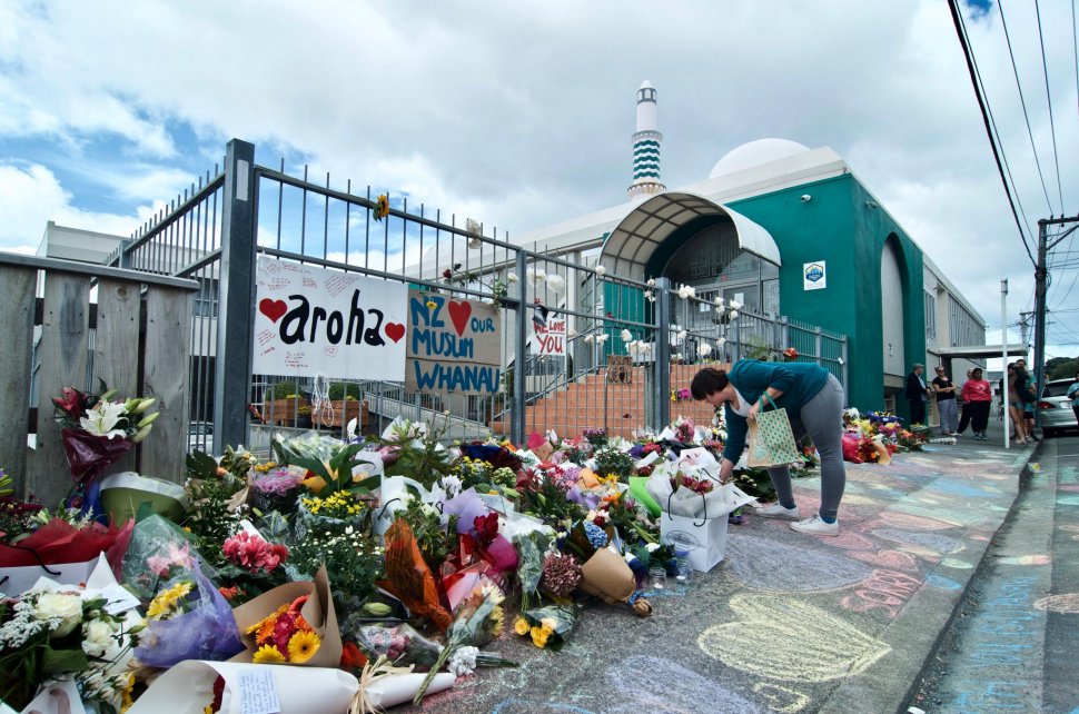 Warga meletakkan bunga di depan Masjid Wellington, Kilbirnie, Wellington, Selandia Baru, Sabtu (16/3). ANTARA FOTO/Ramadian Bachtiar