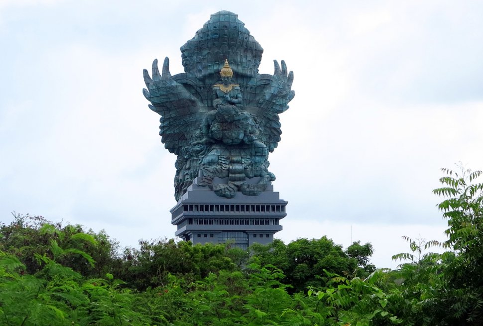 Suasana taman budaya Garuda Wisnu Kencana (GWK) di Bali, Minggu (17/3).  [Suara.com/Oke Atmaja]