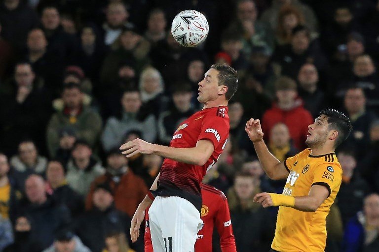 Pemain Manchester United Nemanja Matic memenangkan duel di udara saat timnya dikalahkan Wolverhampton Wanderers di perempat final Piala FA, Minggu (17/3/2019) [AFP]