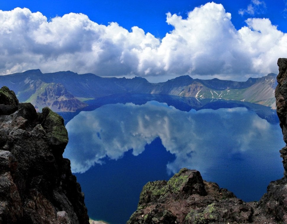 Danau Heaven, Korea Utara, salah satu danau kawah paling keren di dunia. (Shutterstock)