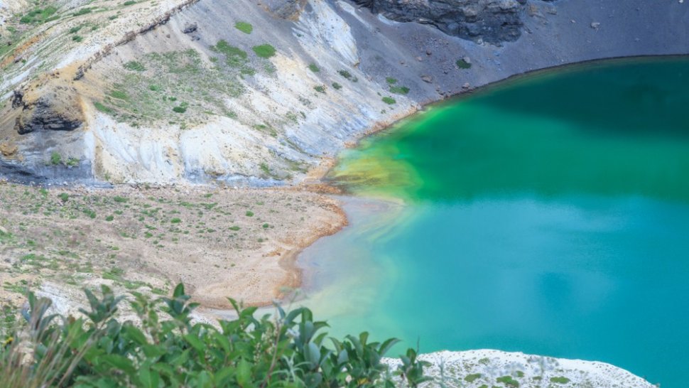 Danau Okama, Jepang, salah satu danau kawah paling keren di dunia. (Shutterstock)