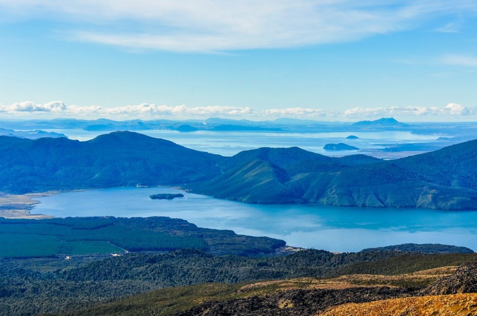 Danau Taupo, Selandia Baru, salah satu danau kawah paling keren di dunia. (Shutterstock)