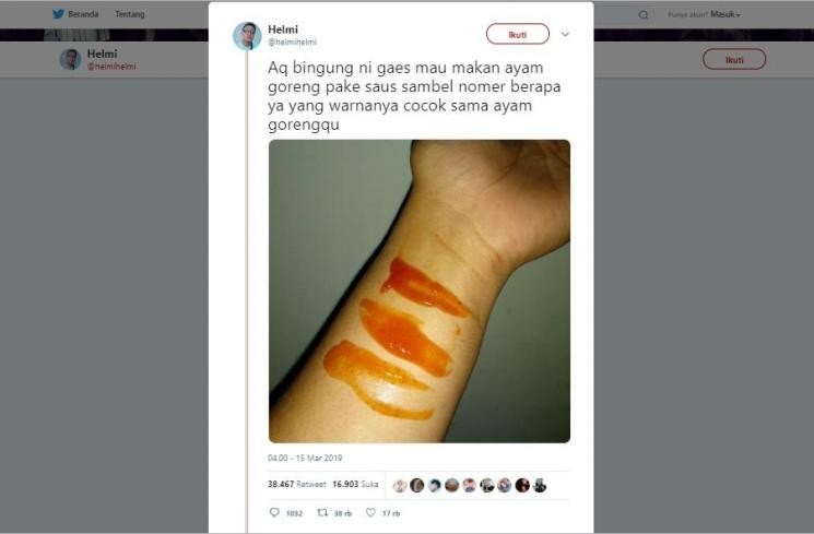 Mirip Cewek Galau Pilih Lipstik, Pria Ini Oleskan Saus di Tangannya. (Twitter/@helmihelmi)