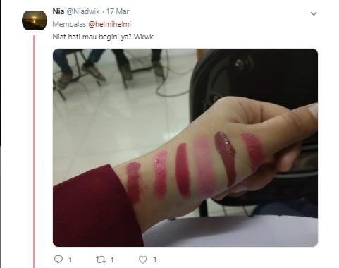 Salah seorang netizen memberikan contoh swatch lipstik. (Twitter/Niadwik)