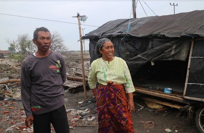 Masni dan Cayim, berada di gubuk mereka. [Suara.com/Erick Tanjung]