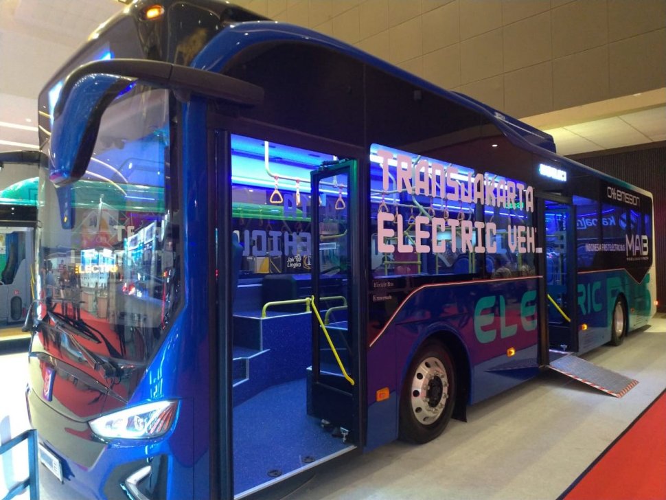 Purwarupa bus listrik PT MAB dengan livery Transjakarta dipamerkan dalam arena Busworld South East Asia 2019 di Kemayoran, Jakarta, Rabu (20/3/2019). [Suara.com/Manuel Jeghesta Nainggolan]