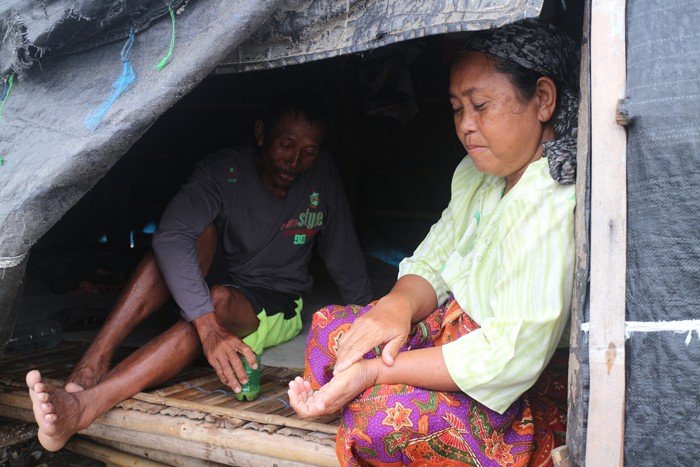 Masni dan Cayim, berada di gubuk mereka. [Suara.com/Erick Tanjung]