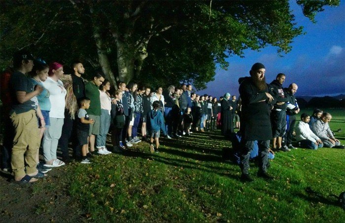 Rabu (20/3) malam, warga Christchurch membentuk pagar betis mengelilingi jemaah salat Magrib di depan Masjid Al Noor. [Anthony Wallace/AFP]