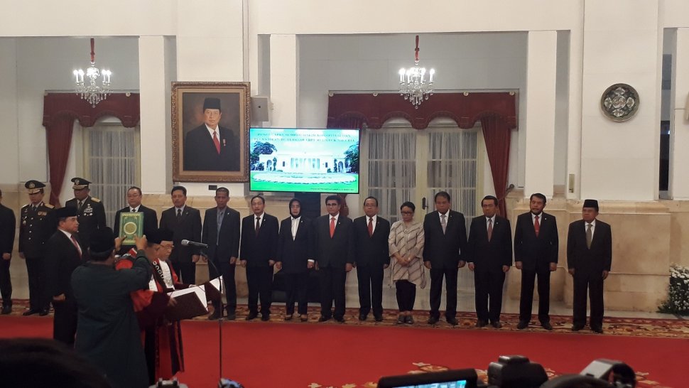 Presiden Joko Widodo (Jokowi) menyaksikan pengucapan sumpah jabatan Aswanto dan Wahihuddin sebagai Hakim Mahkamah Konstitusi. (Suara.com/Umay Saleh)