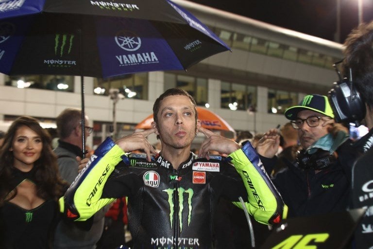 Pebalap Monster Energy Yamaha, Valentino Rossi, tengah bersiap untuk menjalani lomba balapan seri pembuka MotoGP 2019 di Sirkuit Losail, Qatar, Minggu (10/3/2019). [AFP/Karim Jaafar]