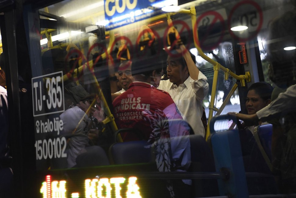 Presiden Joko Widodo didampingi Ibu Negara Iriana Joko Widodo menaiki bus Transjakarta menuju Stasiun MRT Bundaran Hotel Indonesia di Jakarta, Kamis (21/3). ANTARA FOTO / Puspa Perwitasari