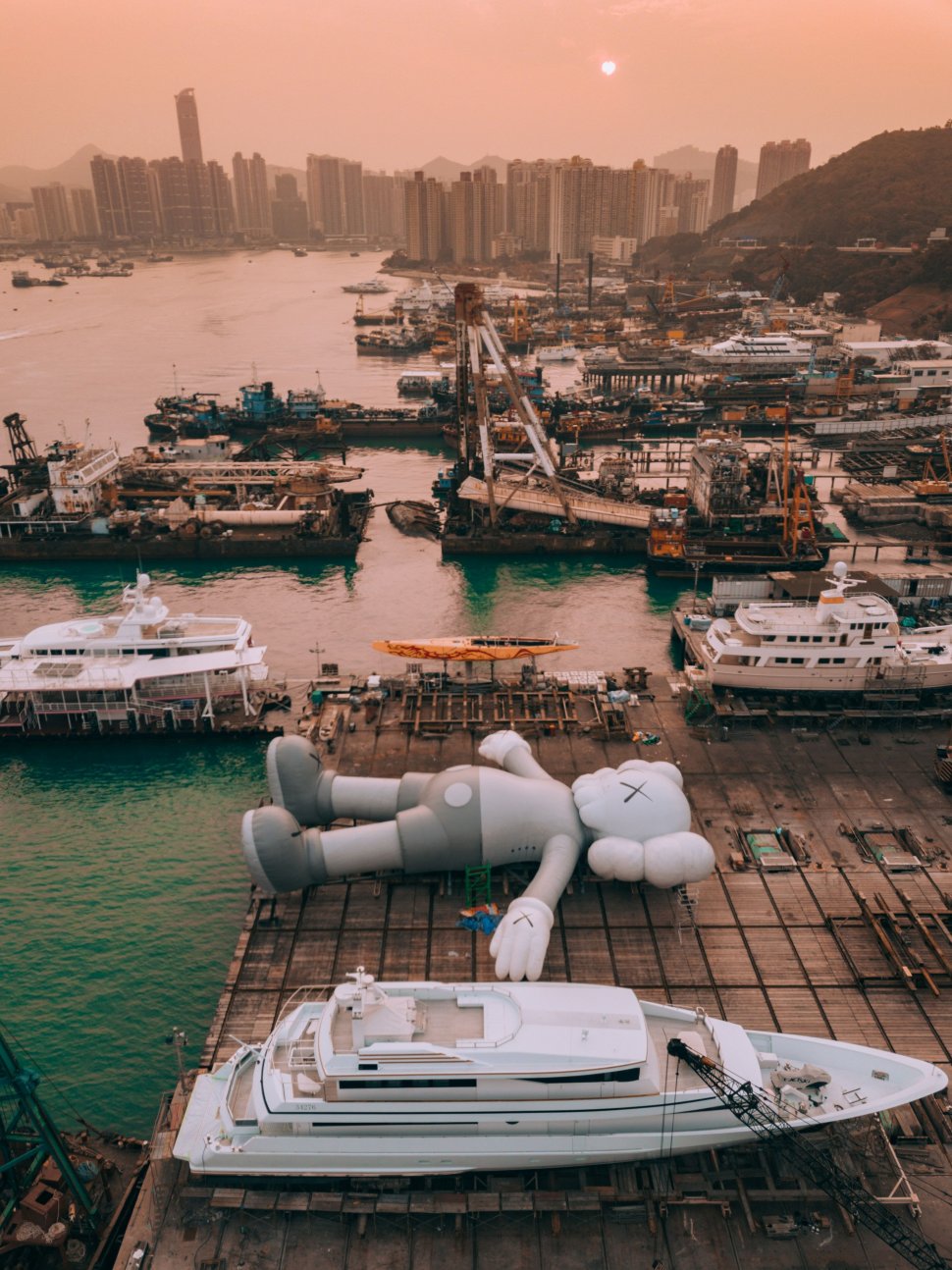 Kaws, patung raksasa yang dipamerkan di Hong Kong Arts Month mulai 22-31 Maret 2019.[Hong Kong Tourism Board]