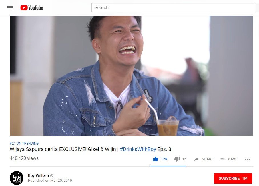Sambil Minum, Wijaya Saputra Ngaku Belum Cinta Gisella Anastasia. (Youtube.com/Boy William)