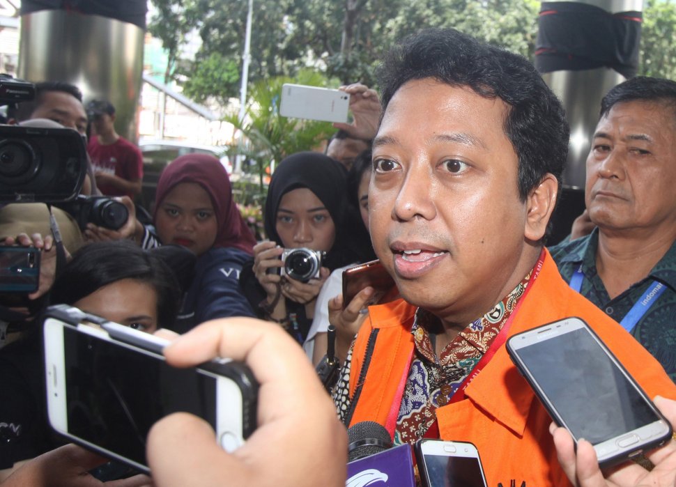 Anggota DPR Fraksi PPP Nonaktif Romahurmuziy berjalan saat akan menjalani pemeriksaan di Gedung KPK, Jakarta, Jumat (22/3). ANTARA FOTO/Reno Esnir