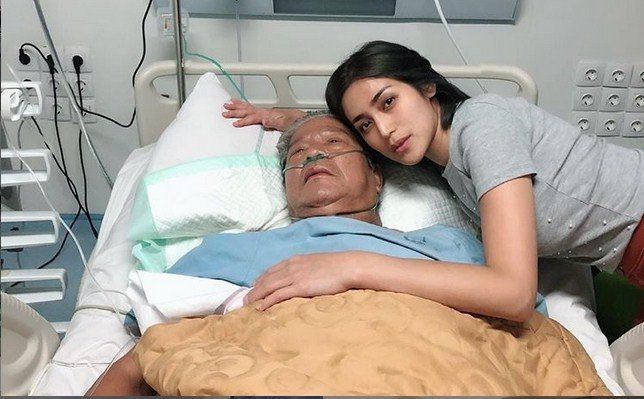 Jessica Iskandar bersama sang ayah yang tengah dirawat di rumah sakit. [Instagram @inijedar]