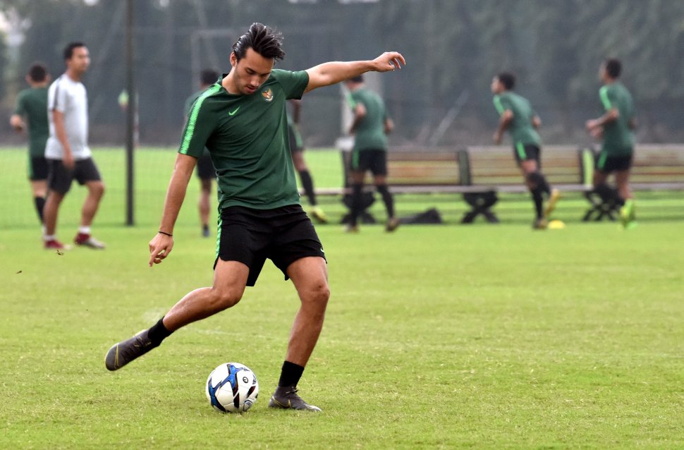 Pemain tim nasional U-23 Indonesia Ezra Walian saat mengikuti sesi latihan di lapangan Vietnam Footbal Federation (WFF), My Dinh, Hanoi, Vietnam, Sabtu (23/3/2019). Tim nasional U-23 Indonesia akan menghadapi tim nasional U-23 Vietnam pada pertandingan Grup K kualifikasi Piala Asia U-23 AFC 2020 di Stadion Nasional My Dinh, Hanoi, Vietnam, Minggu (24/3/2019). ANTARA FOTO/R. Rekotomo