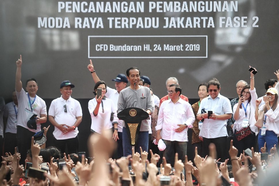 Presiden Joko Widodo menyapa warga dalam acara Peresmian MRT Jakarta, di kawasan Bundaran HI, Jakarta, Minggu (24/3). [Suara.com/Muhaimin A Untung]