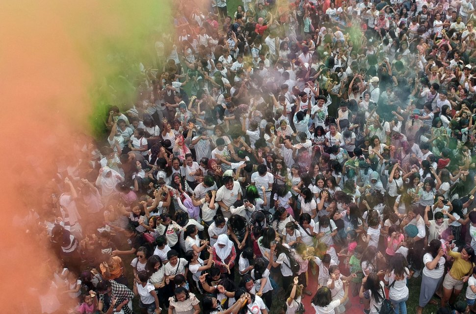 Sejumlah warga dan wisatawan saling melemparkan bubuk warna-warni saat Festival Holi di Denpasar, Bali, Sabtu (23/3). ANTARA FOTO/Fikri Yusuf