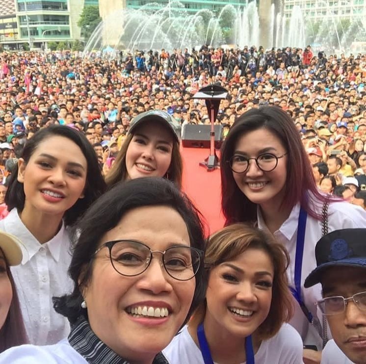 Presiden Jokowi dikerubuti artis cantik saat meresmikan MRT. [Instagram] 