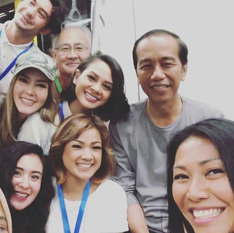 Presiden Jokowi dikerubuti artis cantik saat meresmikan MRT. [Instagram] 