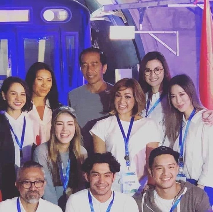 Presiden Jokowi dikerubuti artis cantik saat meresmikan MRT. [Instagram] 