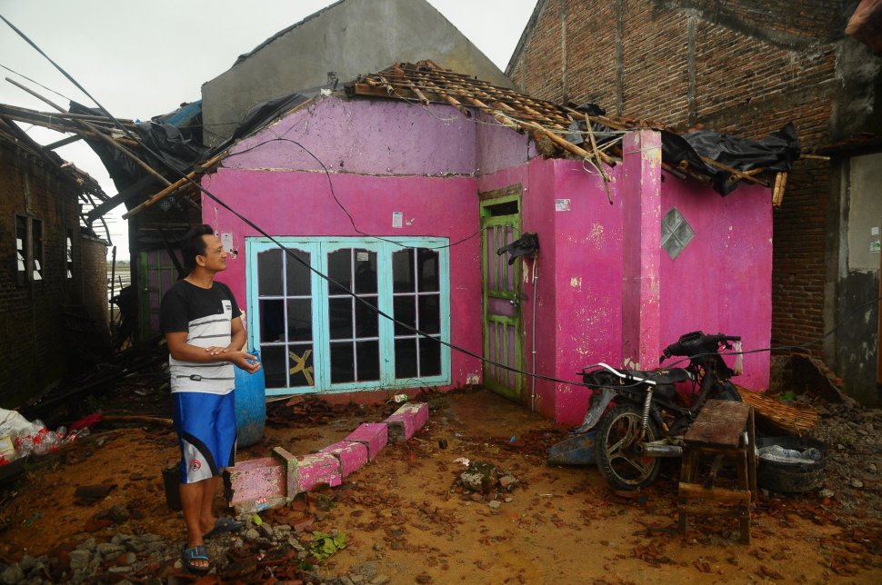 Warga berada di rumah yang rusak akibat diterjang angin puting beliung di Desa Kedung Malang, Jepara, Jawa Tengah, Minggu (24/3). ANTARA FOTO/Yusuf Nugroho