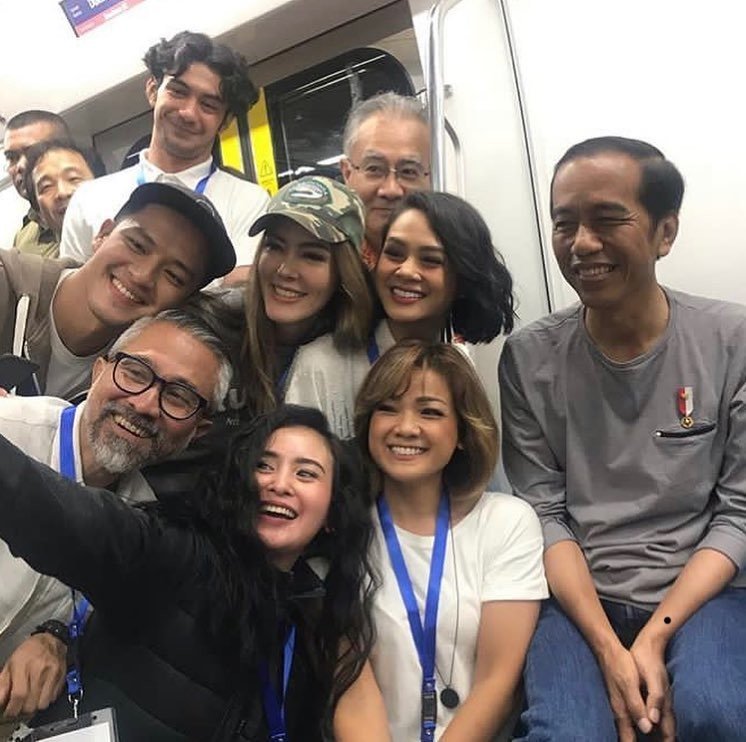 Presiden Jokowi dikerubuti artis cantik saat meresmikan MRT. [Instagram] 