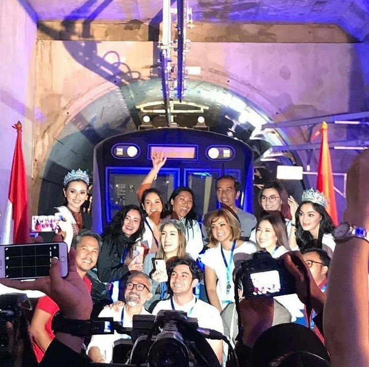 Presiden Jokowi dikerubuti artis cantik saat meresmikan MRT. [Instagram] 