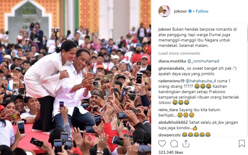 Presiden Joko Widodo (Jokowi) dan Iriana Joko Widodo berfoto selfie di depan warga Dumai. (Instagram @Jokowi)