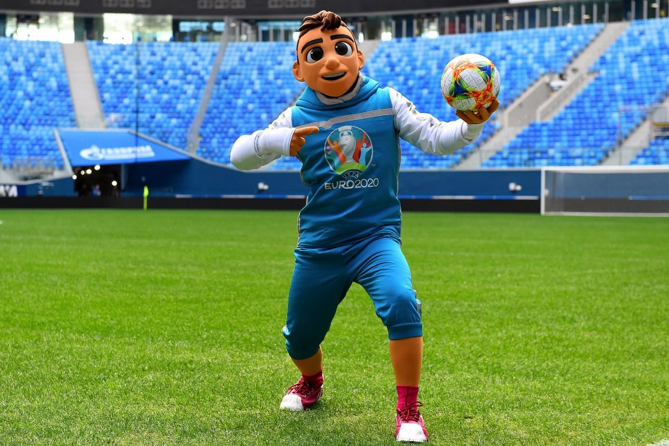 Maskot resmi Piala Eropa 2020 Skillzy berpose saat presentasi di Stadion Saint Petersburg, Rusia, Rabu (27/3).[OLGA MALTSEVA / AFP]
