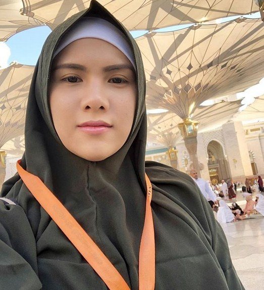 Evelyn Nada Anjani terlihat cantik saat menjalankan ibadah umrah. [Instagram]