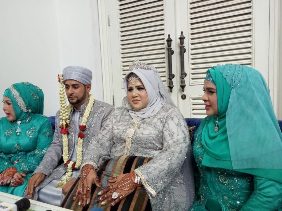 Dhawiya Zaida dan suaminya, Muhammad usai melangsungkan akad nikah [Suara.com/Sumarni]